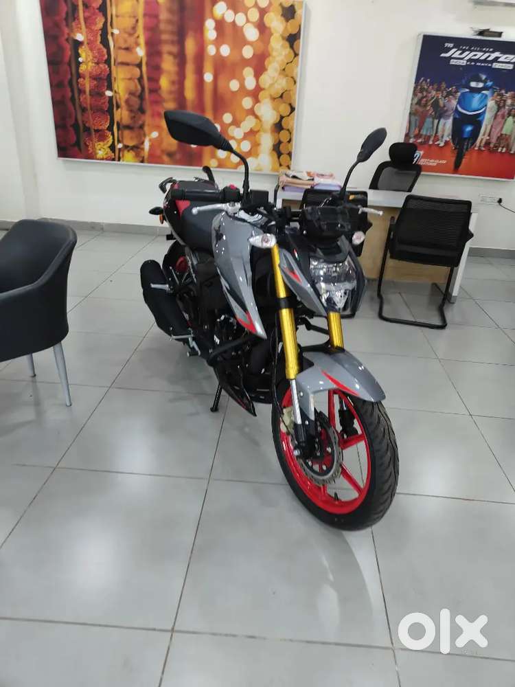 TVs apache rtr 160 4v 3 months old original on road price 180000
