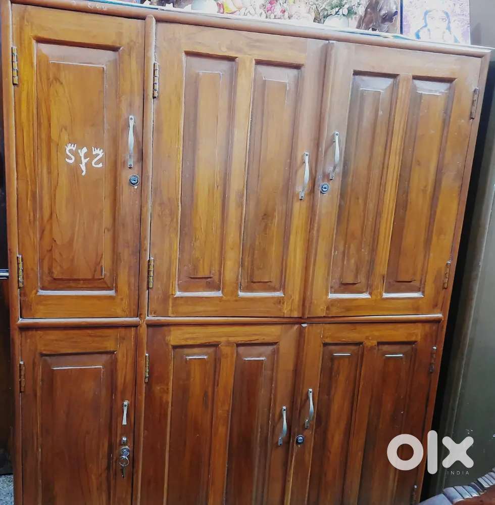 Selling my premium quality almirah and dressing table