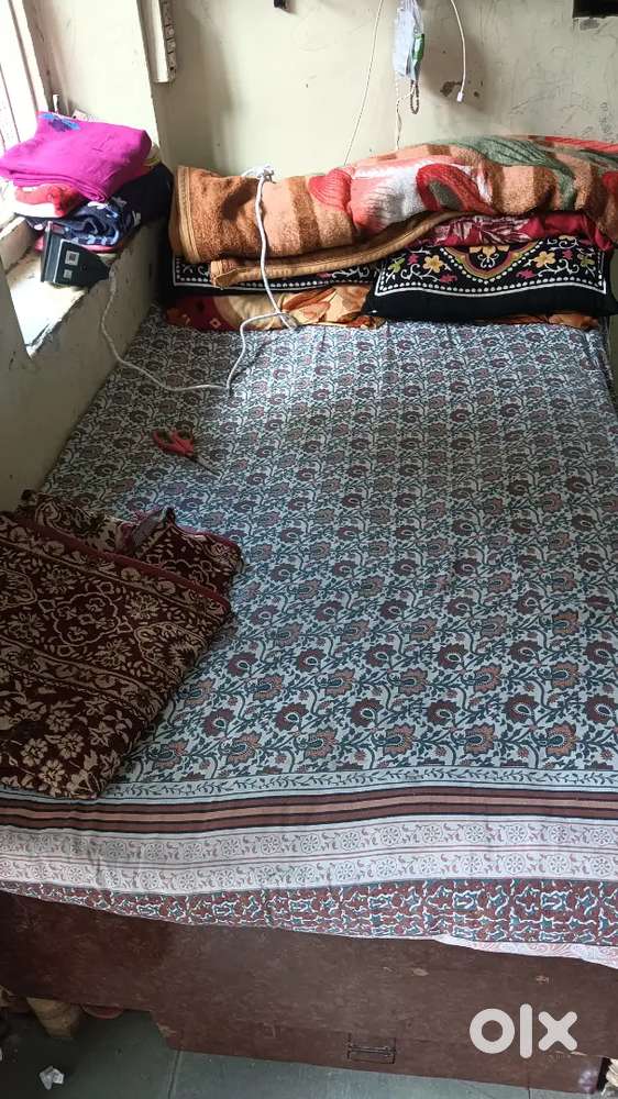 Single bed with compartment and drawers