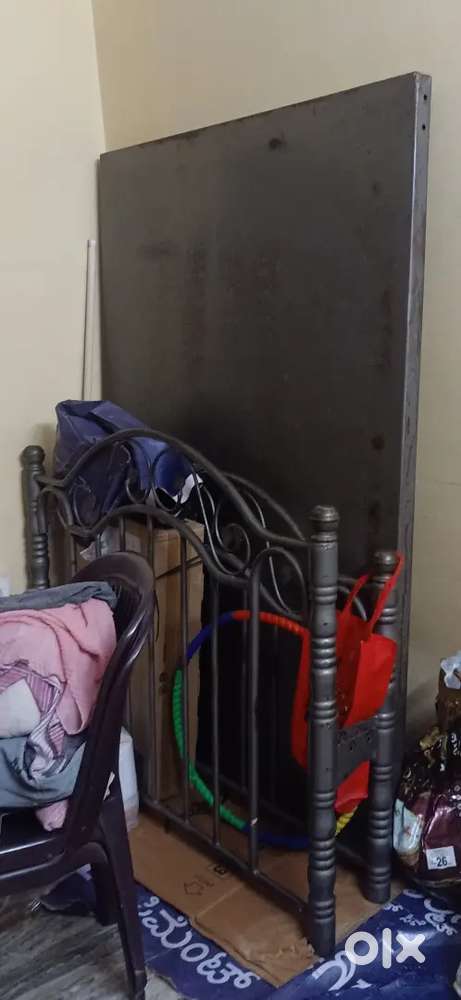 Iron bed in good condition