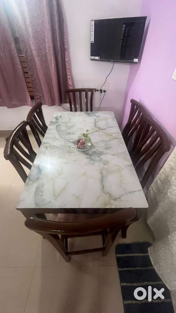 6-Seater Dining Table – Like New, Hardly Used