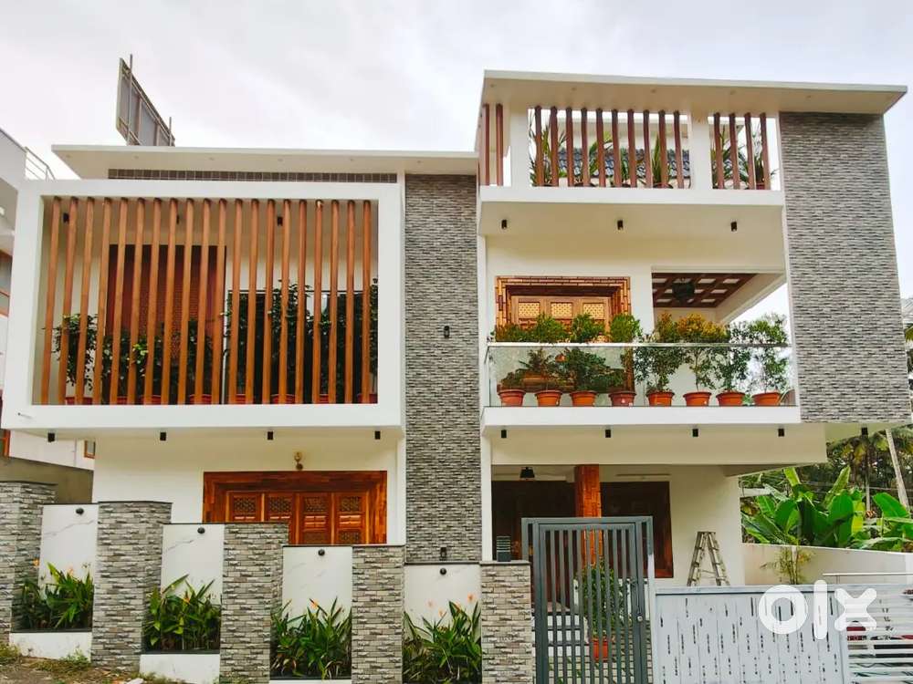 KOWDIAR AMBALAMUKKU 4BHK NEW EAST FACING PREMIUM RED BREAK USED HOUSE