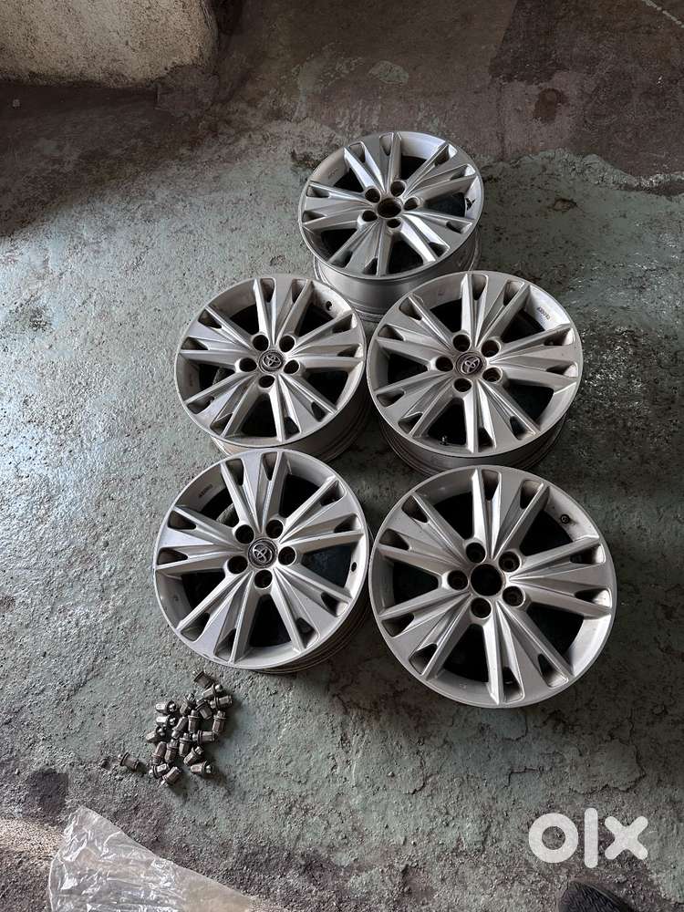 INNOVA CRYSTA 17 INCH ALLOY WHEELS