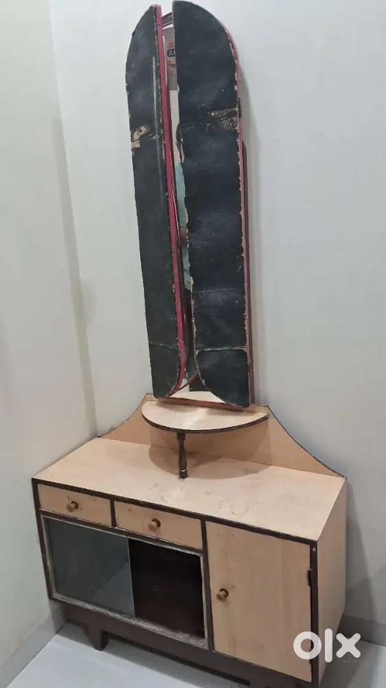 Foldable dressing table