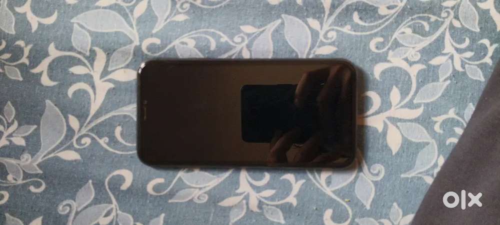iPhone 11 64gb storage small line in screen but screen is working