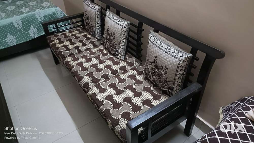 Sofa set with centre table