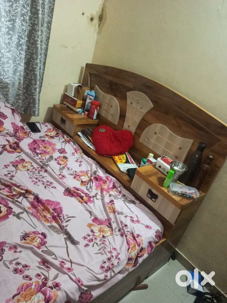 Bed selling 5X6 feet
