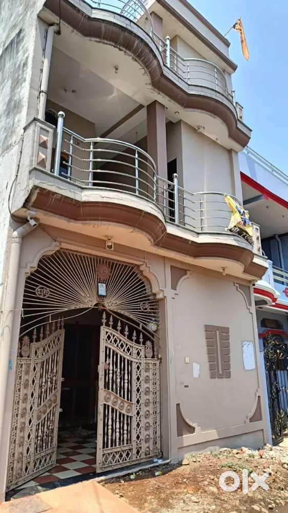 Makan rent pr dena hai..3 big size room..3 washroom,, tarish 1000sqft.