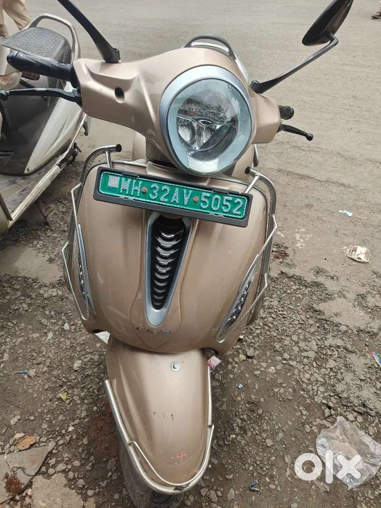 Bajaj chetak premium model koi problem nhi hai gadi me