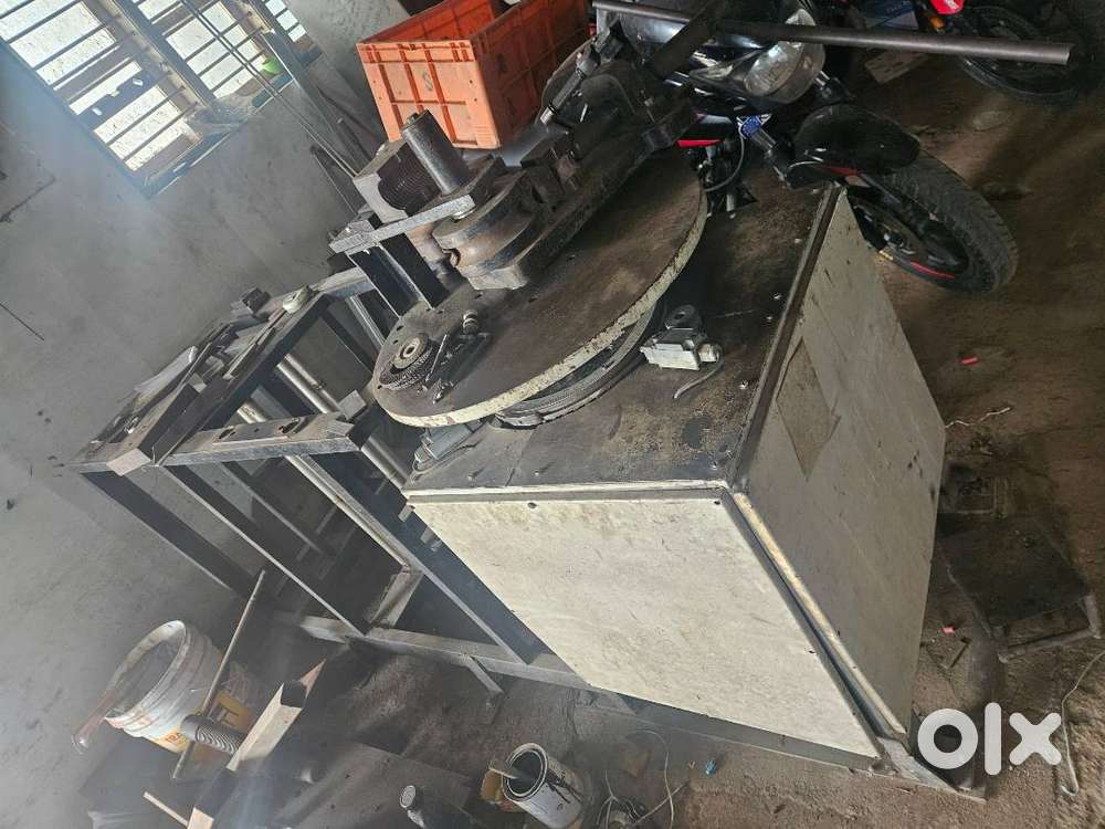 Pipe bending machine