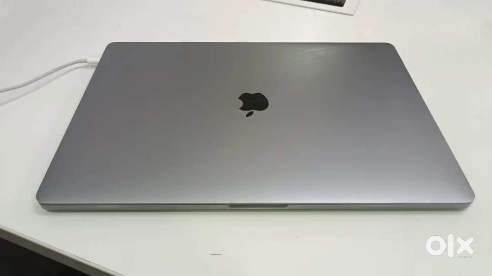 Apple macbook pro ci9/16 gb/1 tg /4 gb graphics 15.6 display touch bar