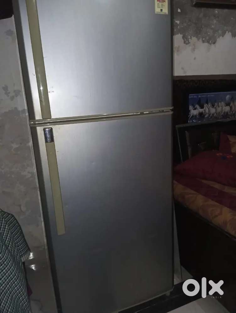 Good condition double door fridge Samsung price8000