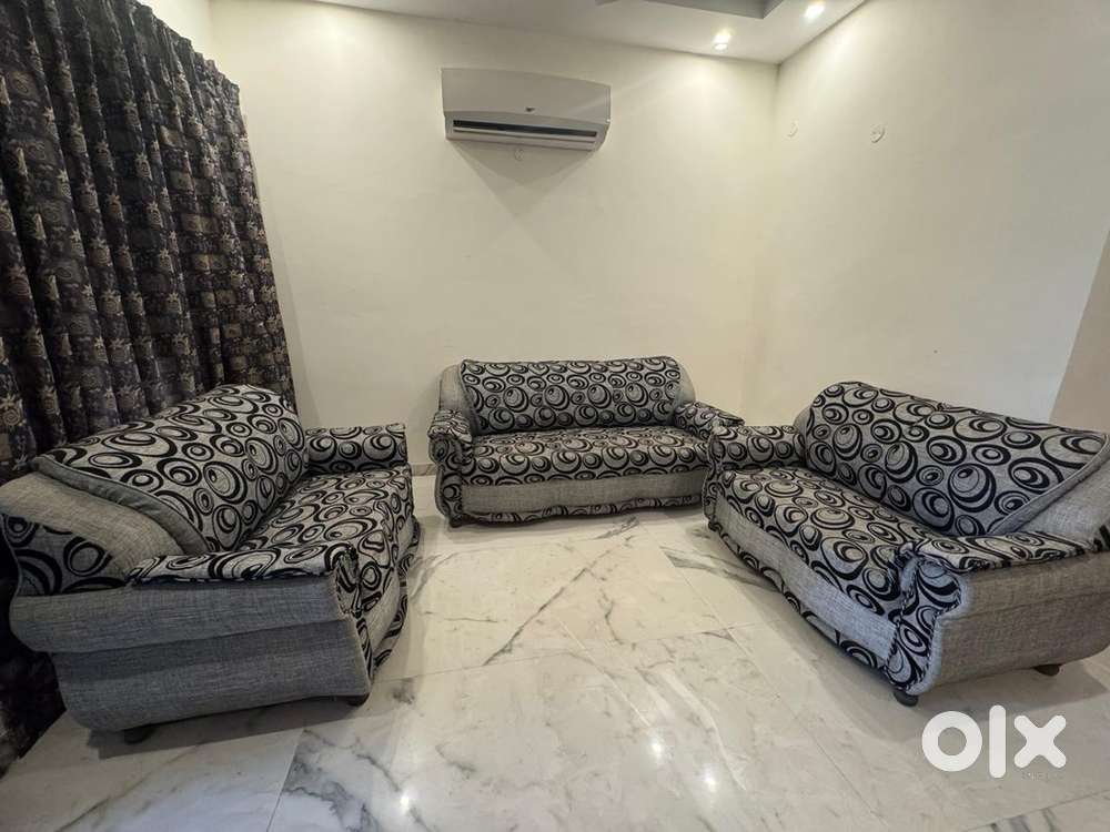 7 Seater sofa set for Sale  Almost new condition