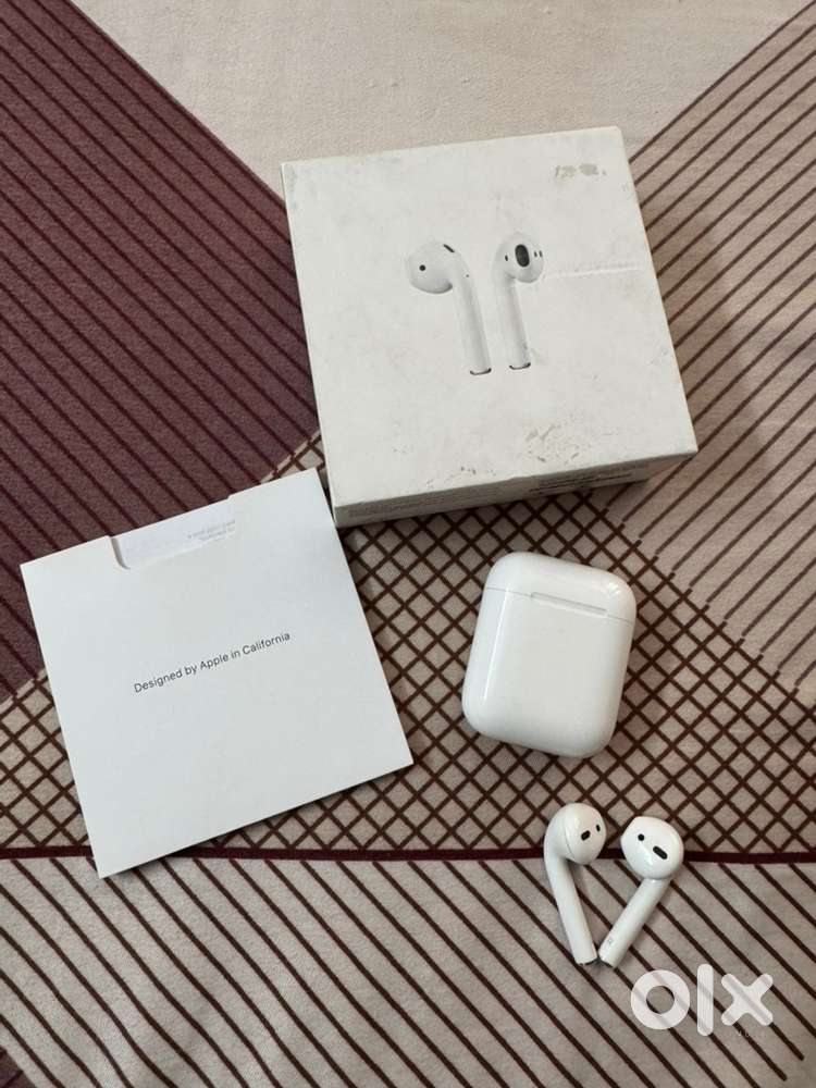 Apple airpods with charging case