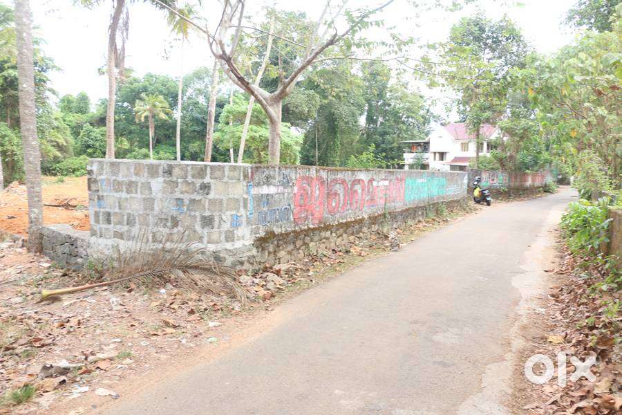 House plot 18 cent near Gandhinagar 4 lakh/cent