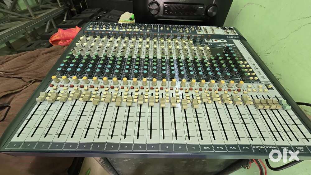 Soundcraft signature 22 mixer