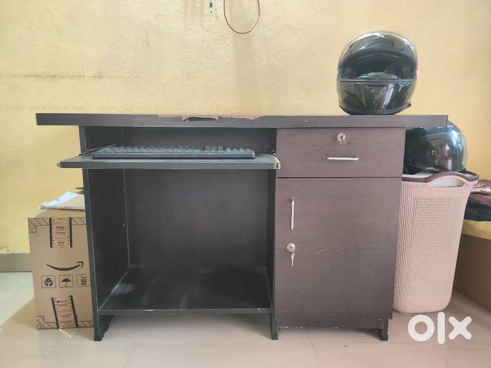 Desktop table with good condition