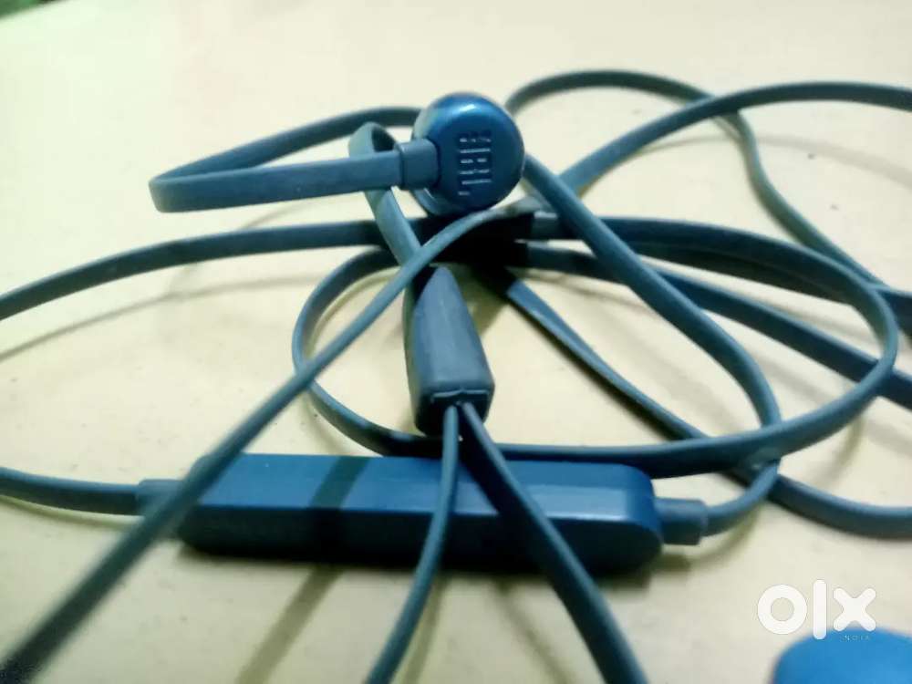 JBL earphone