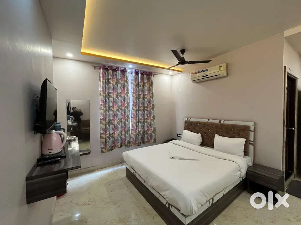 Available guest for lis Varanasi