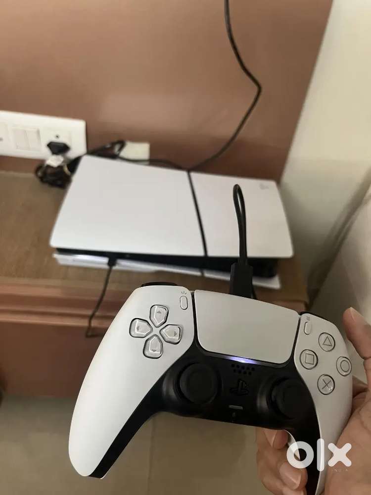 PS5 SLIM brand new 6 month old