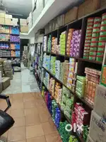 8 almariyan counter .light saman camera .8 pies  tv 32 inch  1 mandir