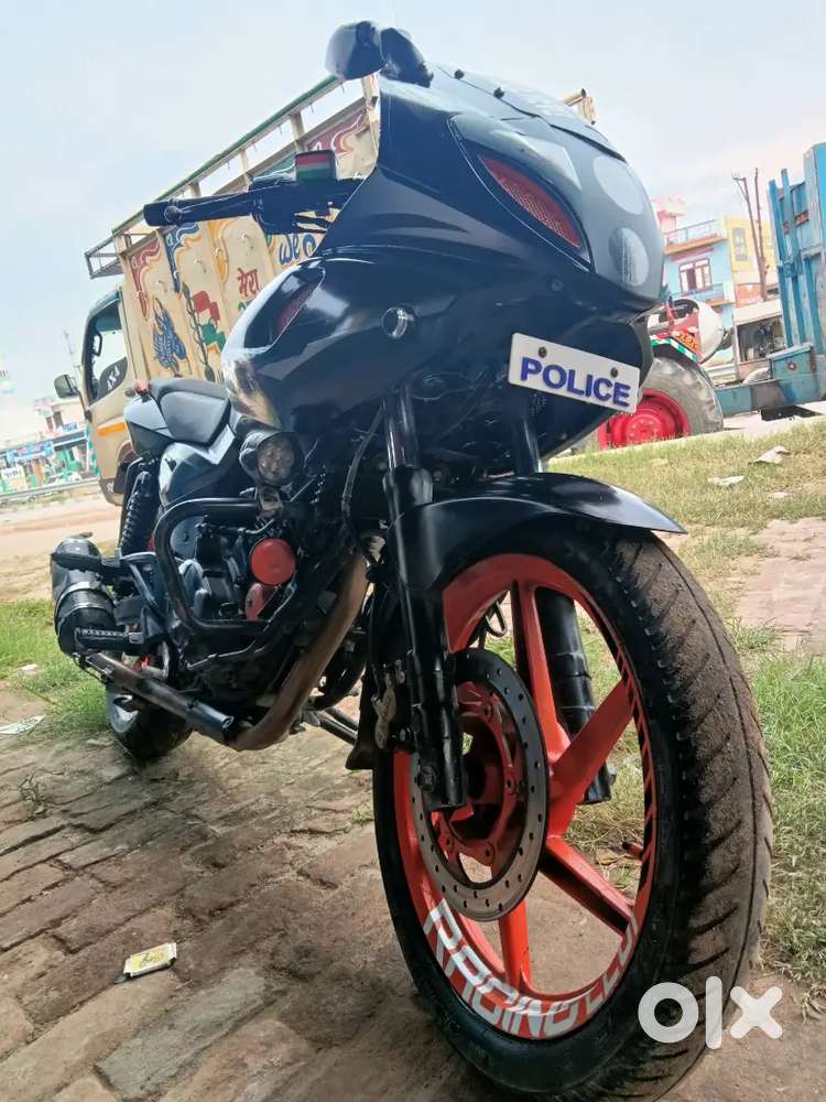 Bajaj Pulsar 220 new condition argent Sel fix price