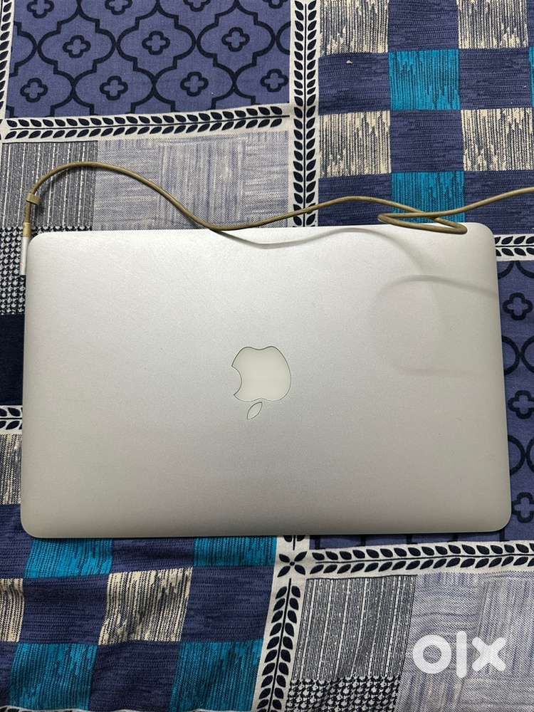 Apple mac book air 11”