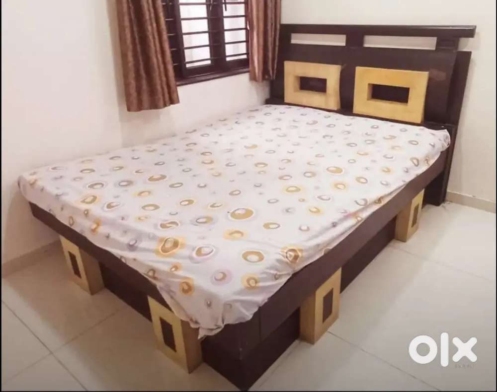 7 x 5 ફુટ હેવી પેટી પલંગ સાથે sleepwell નું ગાદલૂં.