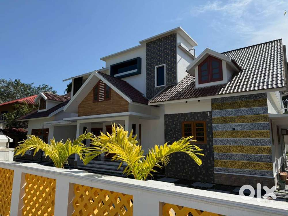 ഏറ്റുമാനൂർ - അതിരമ്പുഴയ്ക്ക് സമീപം , വേറെ ലെവൽ  വെറൈറ്റിയിൽ ഒരു വീട്