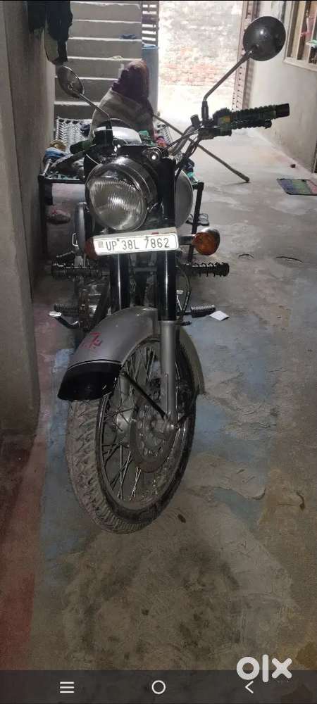 Royal Enfield classic 350 hai silver color hai 110000 rupees me Hai