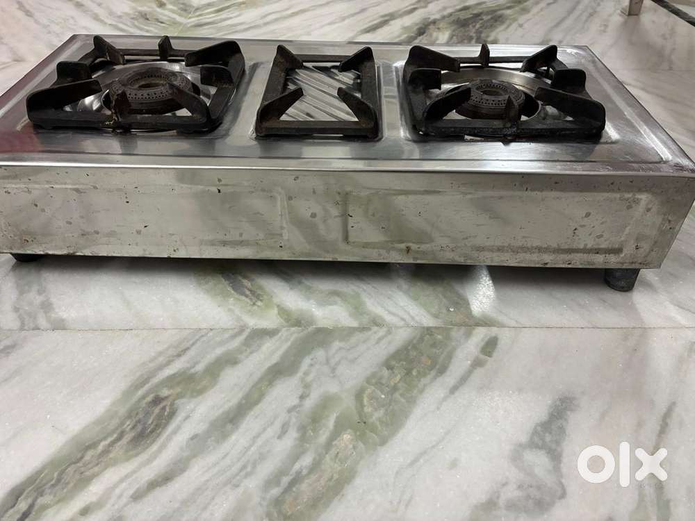 Gas stove with two burners