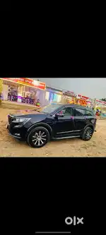 Mahindra XUV 700 full service record and two company services pending.