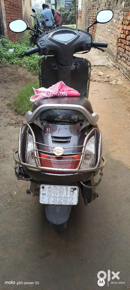 Honda Activa 3G (110cc) in grey colour.