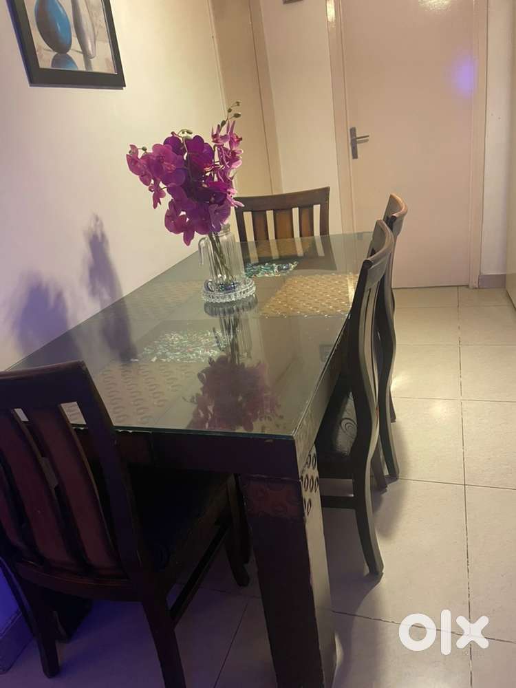 Dinning table available for sale 6 seater in good condition