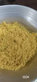 Helper in hot mixture snacks shop