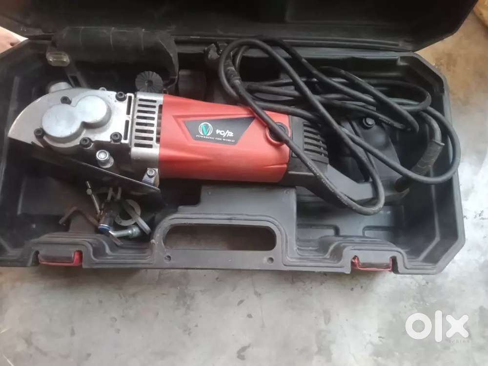 Wall cutting machine