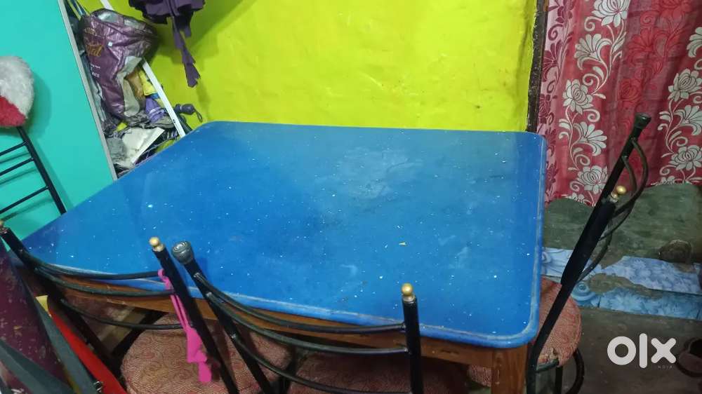 Dining table in good condition