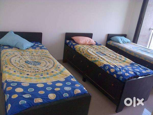 MALE PAYING GUEST AVAILABLE OPP, NERUL WEST RAILWAY STATION