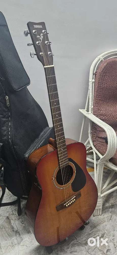 Acoustic guitar (yamaha 310)