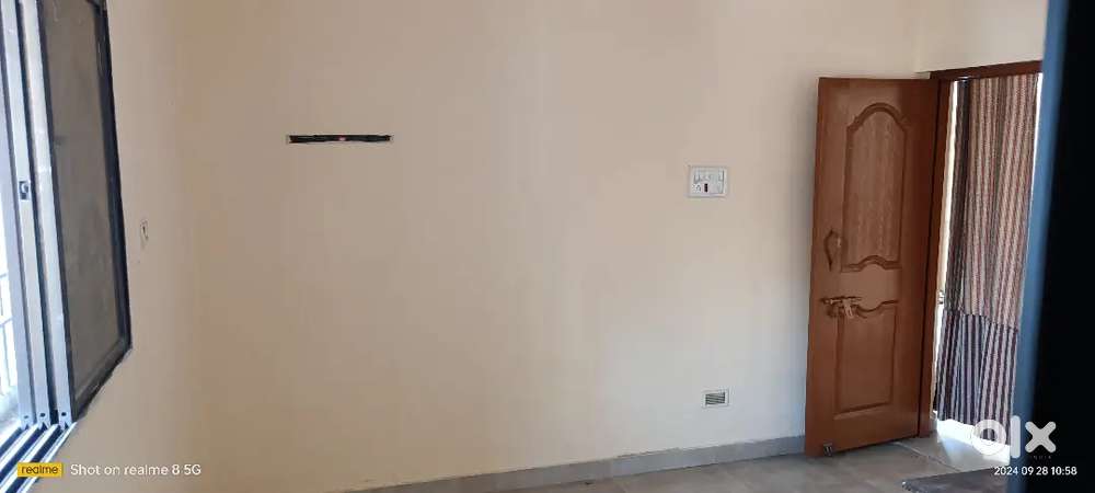 Single room attached latbath kiraye par dena hai (only single boy)