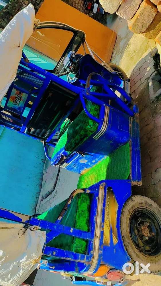 Yatri E Rikshaw, with four new battery