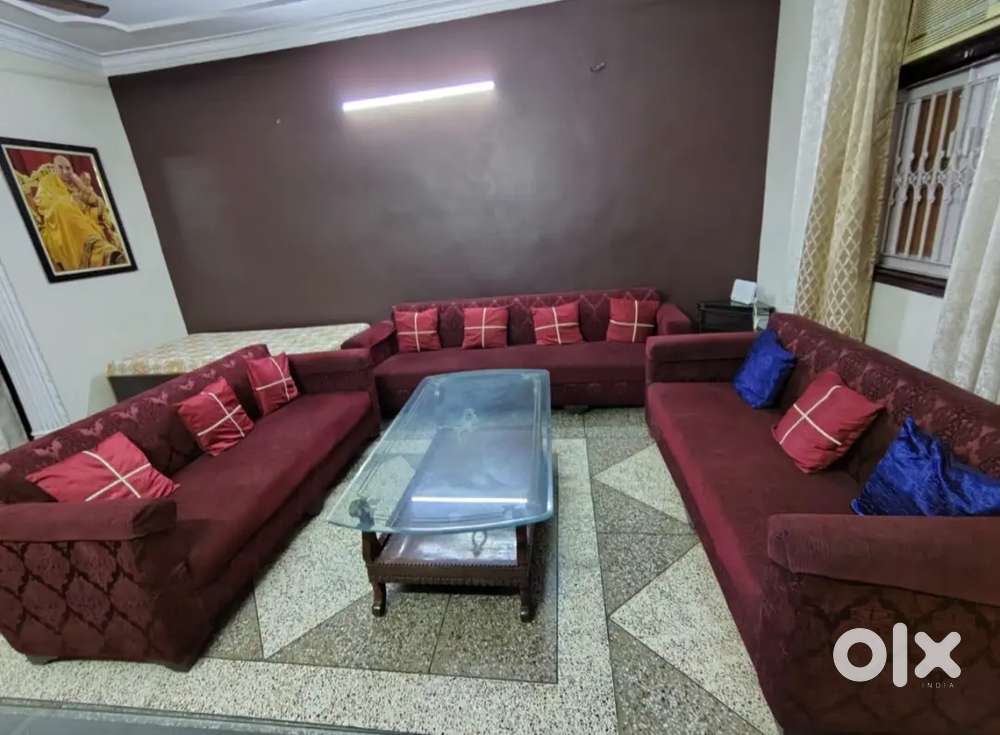 10 seater sofa set in good condition with a complementing centre table