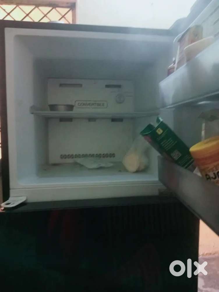 My fridge is so beautiful but l will sell it now no problem in fridge