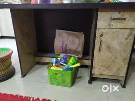 Laptop/computer table
