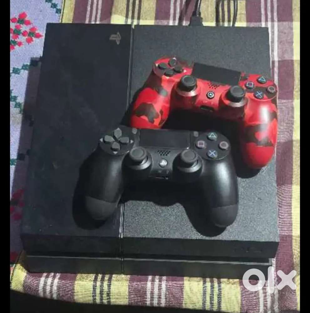 Ps4 good brand new condition with 2 controller and 2 games