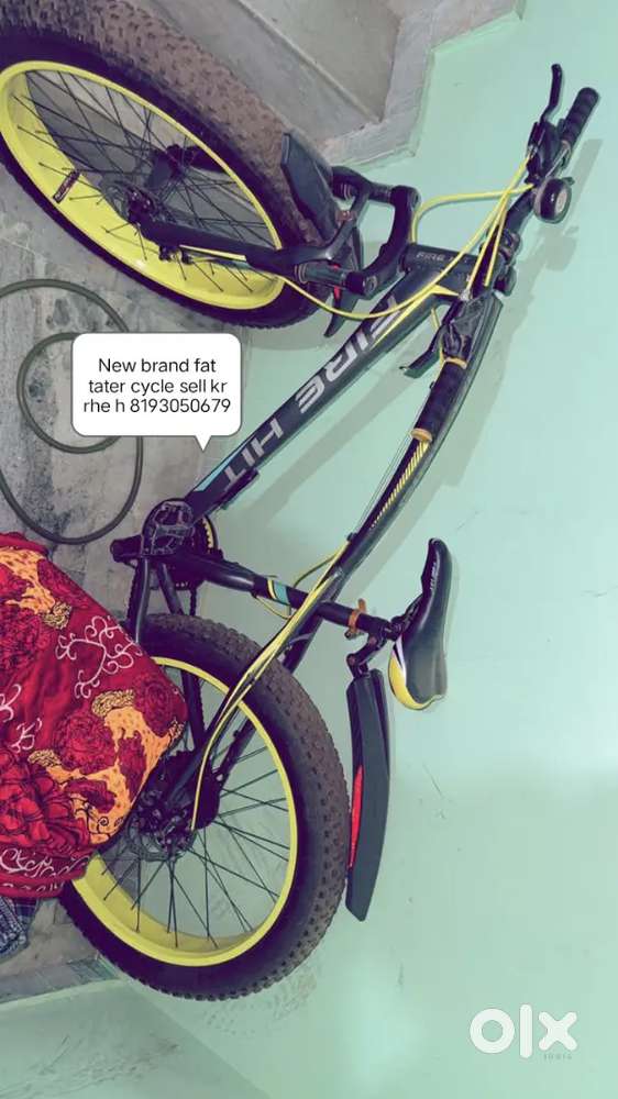 Cycle new brand fat tayer cycle bhech rhe hai