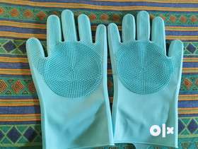 A Multipurpose Gloves in Light Blue! Made from food-grade silicon, these gloves are perfect for wash...
