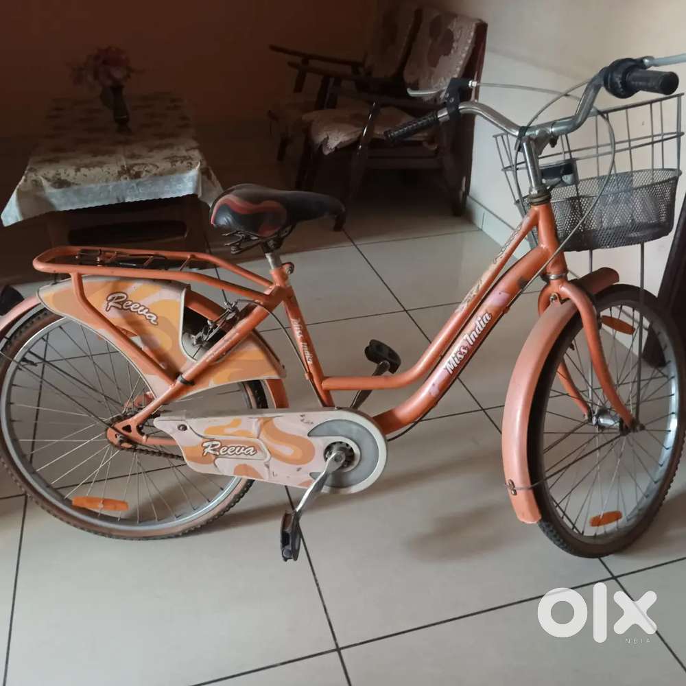 Hero's cycle for ladies (Peach colour) with a basket infront