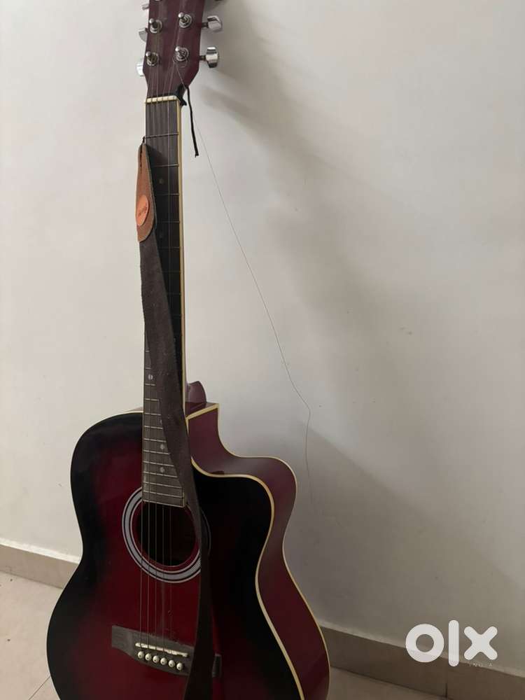 Acoustic guitar – one string broken, for parts / repair