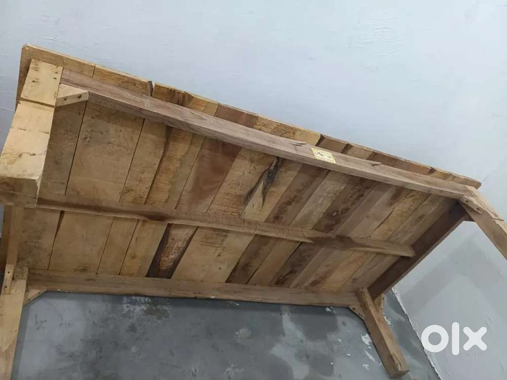 अच्छी एवं नई दो बेड है। साइज 6x3 फीट का है।
